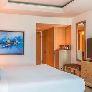 King Bed City View
